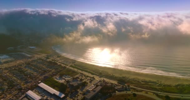 巨大的雾波从太平洋接近美国加州蒙塔拉海岸 美丽的阳光普照的海滨城市 — 图库视频影像