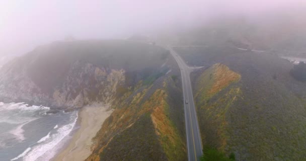 Estrada Nas Montanhas Dificilmente Visto Através Denso Nevoeiro Costa Rochosa — Vídeo de Stock