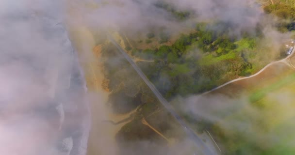 Naturaleza Encantadora Montara California Durante Día Niebla Extendiéndose Sobre Orilla — Vídeo de stock