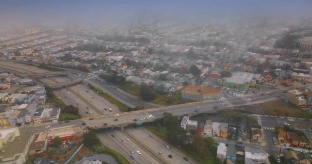 忙しい交通と活気あふれる街並みのパノラマ 霧のサンフランシスコ風景コーティング エアリアルビュー — ストック動画