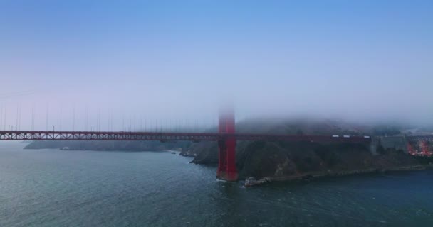 Część Mostu Golden Gate Przymocowana Skalistego Brzegu Wiele Samochodów Porusza — Wideo stockowe