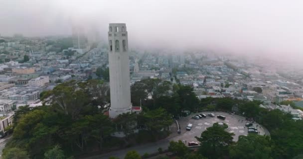 Красивая Белая Башня Берегу Сан Франциско Плотно Построенный Город Покрытый — стоковое видео