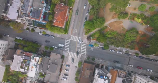 Обычный Перекрёсток Одной Улиц Сан Франциско Несколько Машин Проезжающих Дорогам — стоковое видео