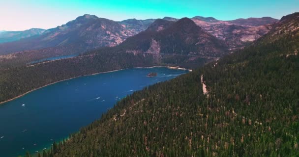 Великолепный Горный Пейзаж Растущими Соснами Лазурь Озера Тахо Подножия Скал — стоковое видео
