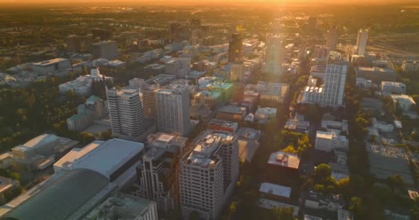 Sacramento Şehir Merkezinde Yüksek Binaları Var Batan Güneşin Turuncu Işığında — Stok video