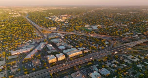 Obrovská Scenérie Zeleného Krásného Města Širokými Víceproudovými Silnicemi Pěkný Obrázek — Stock video
