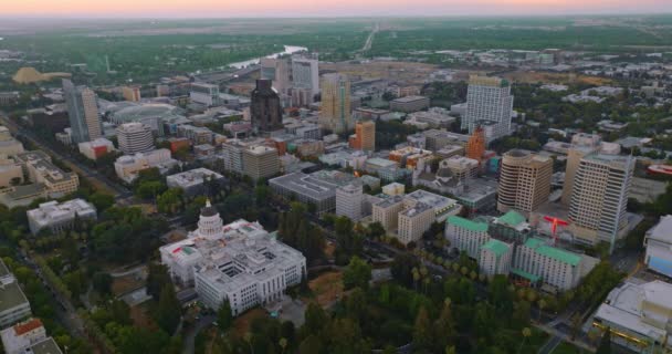 Sacramento Nun Modern Mimarisi Nehir Yeşil Manzara Arka Planda Üst — Stok video