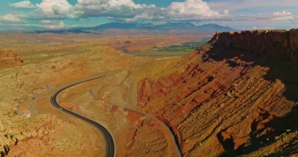 美国犹他州令人惊奇的峡谷中的岩石风景 通往绿色山谷的高速公路 背景上令人目瞪口呆 — 图库视频影像