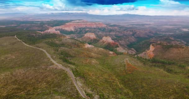 Utah Kanyonlarının Dağlık Arazisi Üzerindeki Gök Mavisi Bulutlu Gökyüzü Zion — Stok video