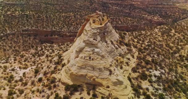光秃秃的岩石 顶部平坦在沙漠中 犹他州国家公园 绿树成荫 顶部视图 — 图库视频影像