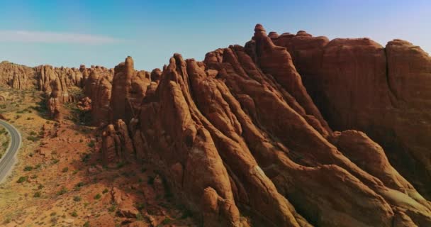 巨大的岩石形成于空气的侵蚀 蓝天背景下不同寻常的扁平峡谷 — 图库视频影像