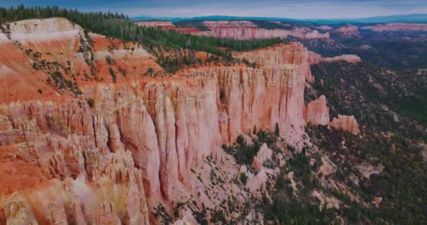 Fascinerende Koraalrotsen Van Bruce Canyon National Park Utah Usa Dennenbomen — Stockvideo