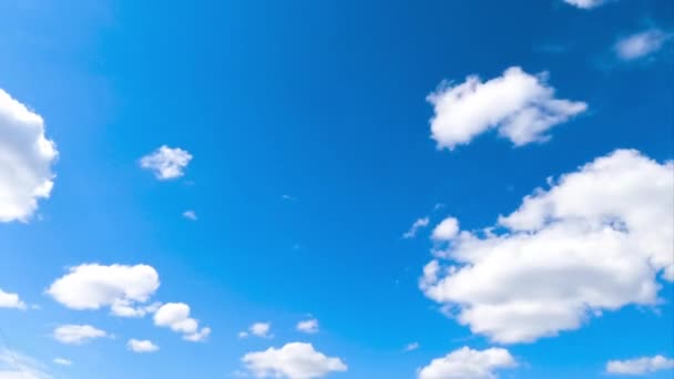 Φωτεινός Καταπληκτικός Γαλανός Ουρανός Όμορφα Πυκνά Σύννεφα Που Αλλάζουν Γρήγορα — Αρχείο Βίντεο