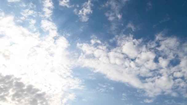 大気中のスピンドリフト雲のゆっくりとした変換 空を覆う白い雲が低い角度から見えます タイムラプス — ストック動画