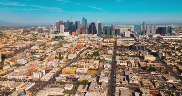 Die Wolkenkratzer Von Los Angeles Ragen Aus Der Niedrigen Architektur — Stockvideo