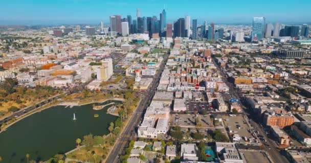 Zonnig Zicht Het Stadsgezicht Van Los Angeles Vijver Een Park — Stockvideo