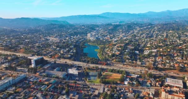 Наближається Прекрасного Маленького Озера Житловому Районі Лос Анджелеса Робочий Рух — стокове відео