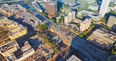 Los Angeles 'ın geniş şeritli yollarında trafik akışı. Şehir merkezindeki iki yönlü otoyola yaklaşıyoruz..