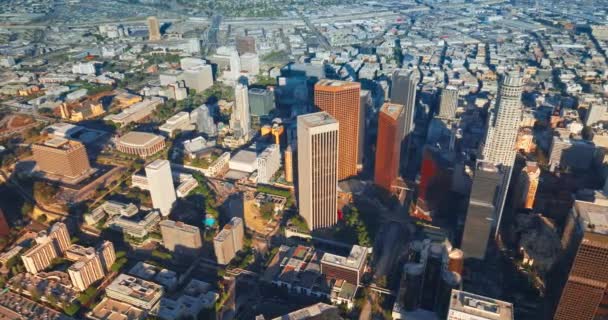 Slunečně Osvětlené Mrakodrapy Vrhají Stíny Panorama Města Úžasná Los Angeles — Stock video