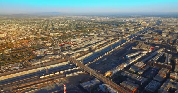 通往洛杉矶河的水泥运河通过桥梁供运输 晴天从空中看城市景观 — 图库视频影像