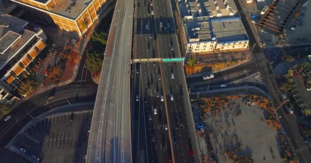 Vlucht Boven Bovengrondse Weg Met Veel Auto Die Voorbij Rijden — Stockvideo