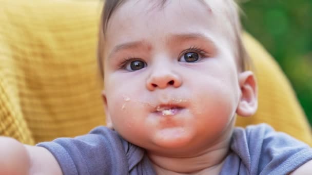 Обличчя Милого Малюка Похмурим Ротом Щоками Близько Концепція Дитячого Харчування — стокове відео