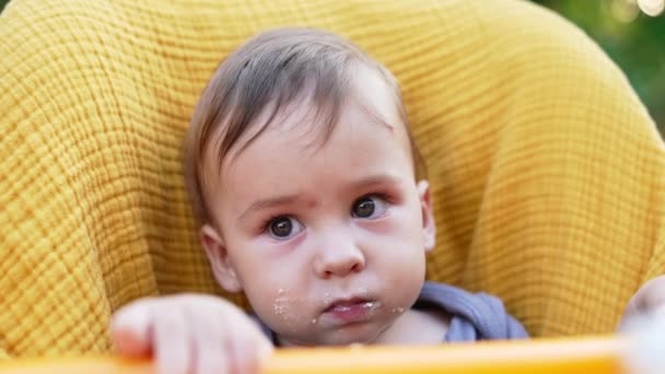 Una Hermosa Nutrición Infantil Ojos Grises Cerca Mano Mamá Una — Vídeos de Stock