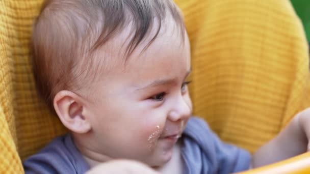 Чарівний Маленький Малюк Розлюченим Обличчям Посміхається Рівномірно Дитина Їсть Сміється — стокове відео