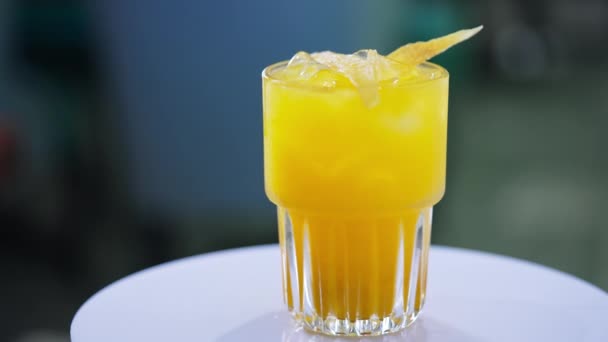 Πορτοκαλί Νόστιμο Κοκτέιλ Διακοσμημένο Παγάκια Και Μάρκες Όμορφο Ποτό Στο — Αρχείο Βίντεο