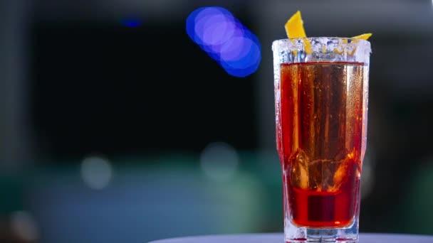 Bicchiere Lungo Misted Con Bevanda Rossa Tavolo Girevole Con Cocktail — Video Stock