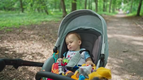 Bonito Menino Caucasiano Deitado Paz Carrinho Pais Levando Uma Criança — Vídeo de Stock