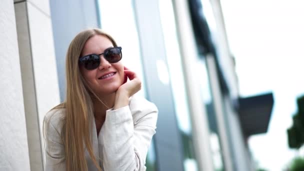 Dışarıda Oturan Rahat Mutlu Genç Bir Kadın Kameraya Gülümseyen Beyaz — Stok video