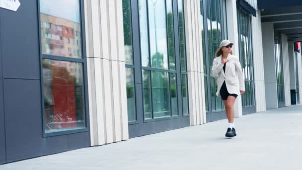 Νεαρή Μοντέρνα Κυρία Που Περπατάει Στο Δρόμο Μοντέλο Φορώντας Λευκό — Αρχείο Βίντεο