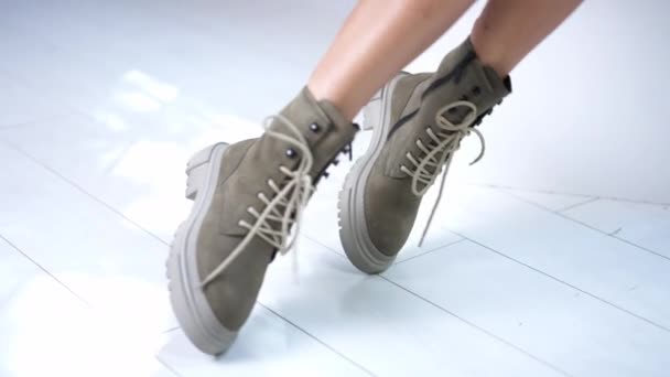 Demonstreren Grijs Stijlvolle Moderne Laarzen Met Veters Modieus Winterschoeisel Met — Stockvideo