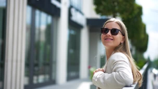 Счастливая Молодая Женщина Солнечных Очках Белой Куртке Улице Блондинка Снимает — стоковое видео