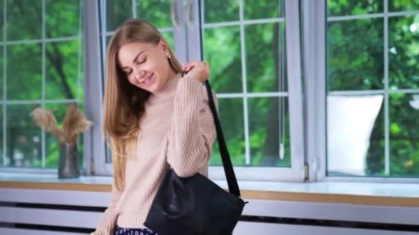 Modelo Loiro Camisola Saia Usando Botas Pretas Senhora Com Saco — Vídeo de Stock