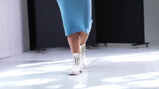 Mavi Midi Elbiseli Bir Kadın Odanın Önünden Geçiyor Deri Çizmeleri — Stok video