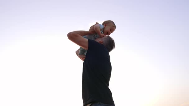 Pai Carinhoso Levantando Seu Filho Beijando Sua Barriguinha Papá Está — Vídeo de Stock