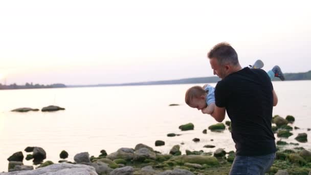 Dolce Bambino Vola Sdraiato Sulle Braccia Suo Padre Adorabile Bambino — Video Stock
