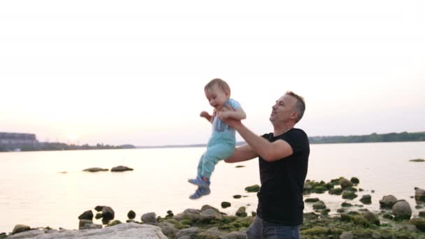 Tempo Família Natureza Pai Está Brincar Com Bebé Perto Margem — Vídeo de Stock