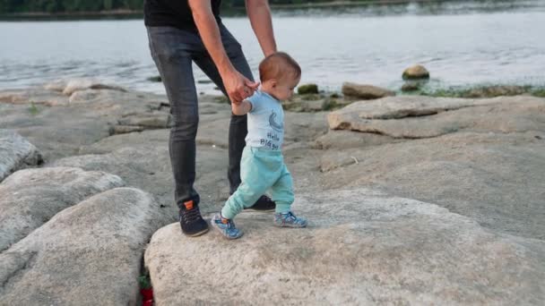 Mały Uroczy Maluch Stąpający Kamieniach Wspierany Przez Ojca Kochający Tata — Wideo stockowe