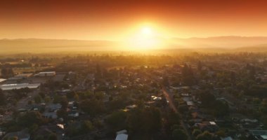 Napa, California, ABD üzerinde turuncu parlak gökyüzü. İHA, batan güneş ışınlarıyla konforlu evlerin üzerinde uçuyor.