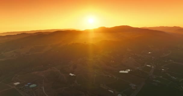 美丽而明亮的阳光隐藏在山后 美国加利福尼亚纳帕市的和平风景 日落时分 空中景观 — 图库视频影像