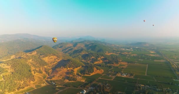 Tři Horkovzdušné Balóny Jasně Modré Obloze Nad Úžasnou Scenérií Létající — Stock video