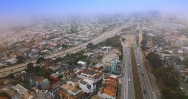 アメリカ合衆国カリフォルニア州サンフランシスコ市の建築物に素敵な家 道路と忙しい交通で密接に建設された街路 — ストック動画