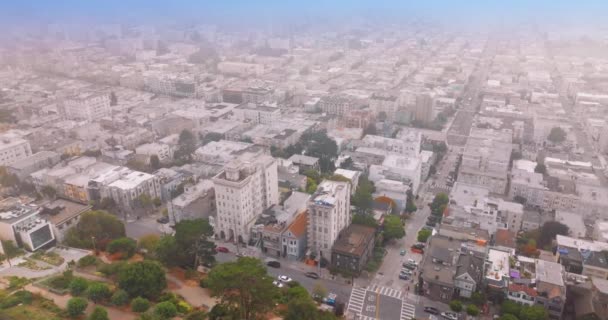 カリフォルニア州サンフランシスコの美しい建物に近いフライト 街を覆っている光の霧 トップビュー — ストック動画