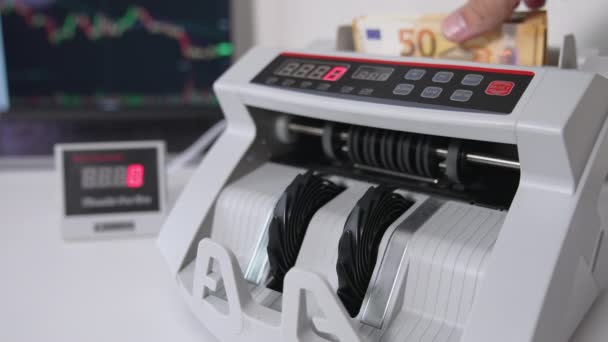 Geldzählmaschine Mit Einem Bündel Fünfzig Euro Scheine Aus Nächster Nähe — Stockvideo