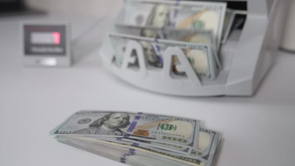 Hundert Dollar Scheine Auf Dem Tisch Und Geldzählautomaten Männliche Hand — Stockvideo