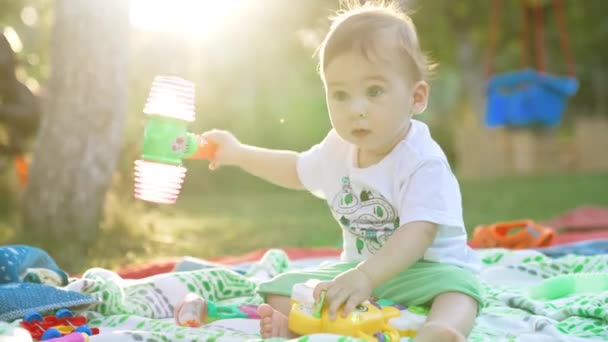 Uroczy Chłopczyk Bawiący Się Zabawkami Kratce Ogrodzie Piękne Kaukaskie Dziecko — Wideo stockowe