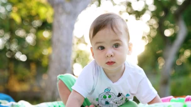 Vacker Liten Pojke Sommarkläder Utomhus Ett Bedårande Litet Barn Som — Stockvideo